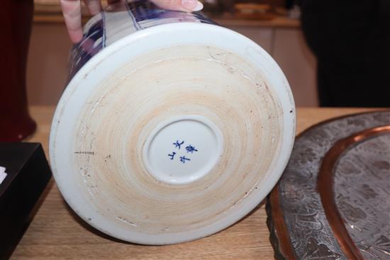 A Chinese blue and white brush pot height 16cm